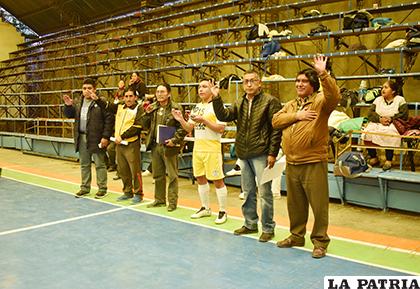 Directivos del futsal municipal durante la inauguración/ Karina Pillco - LA PATRIA