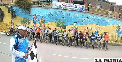 Fidel Tarqui junto a los ciclistas que participaron en la segunda fecha/ LA PATRIA
