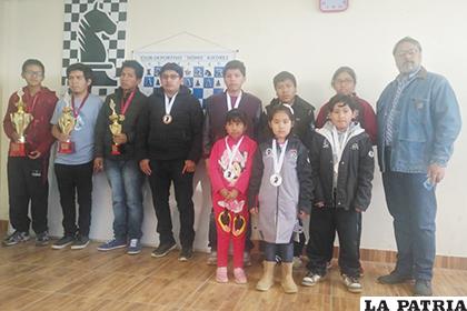 Ajedrecistas que fueron premiados al final del primer torneo /cortesía Henry Titichoca