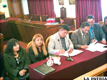 El momento de la firma del convenio entre las autoridades de la UTO y el 
Concejo /LA PATRIA