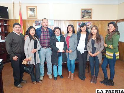 El vicerrector recibió el proyecto elaborado por las estudiantes de Potosí/UTO