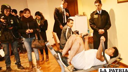 Morales realizando abdominales frente a los medios /ABI