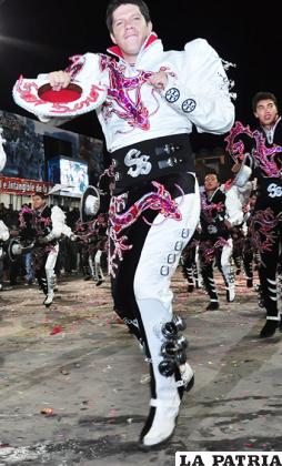 CAPORALES
(Varón) 
Pro-Carnaval: 3.000 Bs.
Buzo y blusa: 1.000 Bs.
Sombrero: 130 Bs.
Chicote: 50 Bs.
Botas: 550 Bs.
Hebilla: 70 Bs.
Otros accesorios: 200 Bs.
Ropa de ensayo: 150 Bs.
TOTAL: 5.150 Bs.