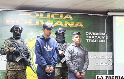 Dos de los cuatro sujetos de la pandilla fueron presentados a la prensa / Augusto Peña