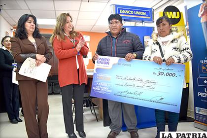 Banco Unión premió fidelidad de cliente con 30 mil bolivianos /LA PATRIA