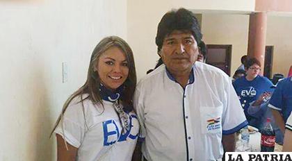 La entonces candidata del MAS, Carly Paola Quiroga García, con Evo Morales/ RR.SS.