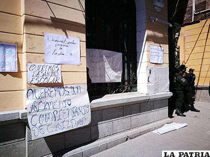 Los estudiantes colocaron varios carteles en puertas de la Alcaldía/LA PATRIA