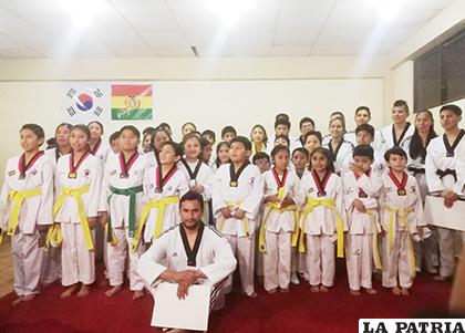 44 deportistas lograron el ascenso de cinta en el taekwondo /CORTESÍA HENRY PILLCO 