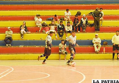 Jugadores de Yaku SeLA dominan el balón en el cotejo de ayer /KARINA PILLCO LA PATRIA