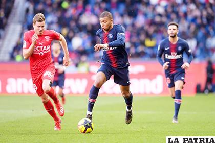 Mbappe avanza con balón dominado en el partido ante el Nimes / PSG