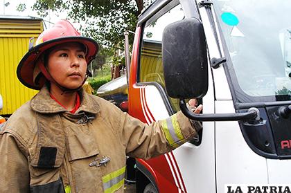 Paola Mamani, la voluntaria que dejó el hábito religioso por el uniforme contra incendios
