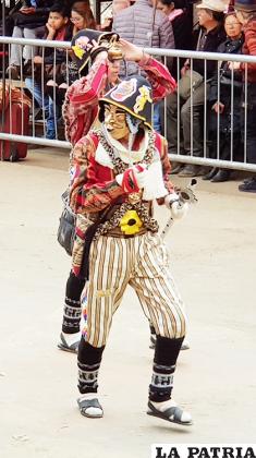 Una danza tradicional es la llamerada