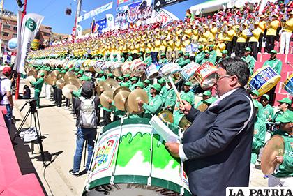 Los bombos marcaron el ritmo de las melodías