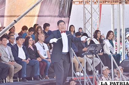 Con coraje se dirigió a los músicos 