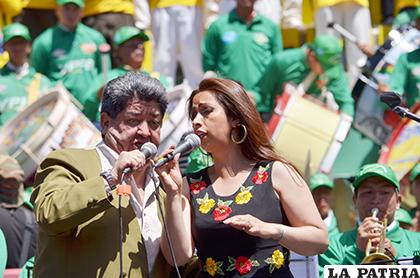 Yuri Ortuño y Esther Marisol cantando juntos 