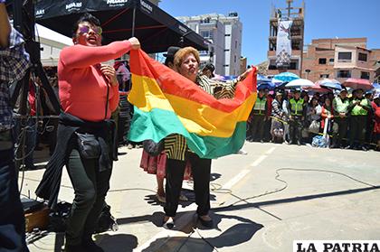 La bandera nacional con la emoción del público 