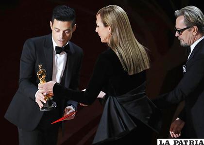 El actor de Bohemian Rapsody recoge su premio/ Reuters/EFE