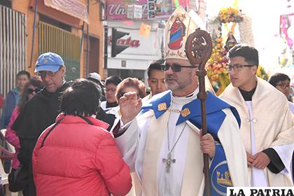 Monseñor Cristóbal Bialasik, dando la bendición a la población / LA PATRIA