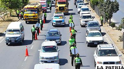 Habrá estricto control en las carreteras por uniformados del verde olivo /FMBOLIVIA.COM.BO