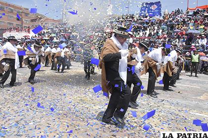 El azul y amarillo adornó el pasó de la Morenada Central Oruro / LA PATRIA