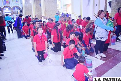 Negritos Unidos de la Saya llegaron de rodillas ante la 