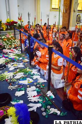 Ofrendas que dejan los bailarines a la Virgen del Socavón