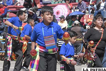 Zampoñeros Hijos del Pagador, niños y grandes bailaron en el ?ltimo Convite/ LA PATRIA