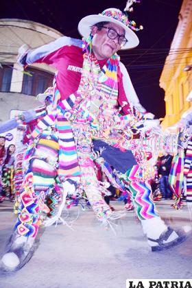El movimiento y colorido de los Tinkus Los Jairas de Oruro