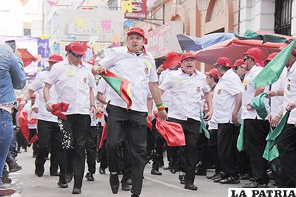 El paso predominante de la Fraternidad Artística y Cultural La Diablada
