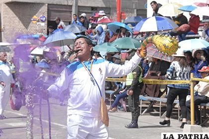 Danzarín con la tradicional pipa de Negrito del Pagador