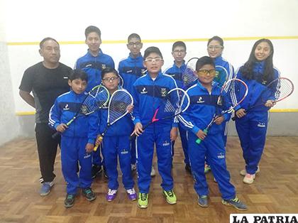 Los deportistas orureños que integran la selección nacional de squash /ALEX ZAM-BRANA LA PATRIA 
