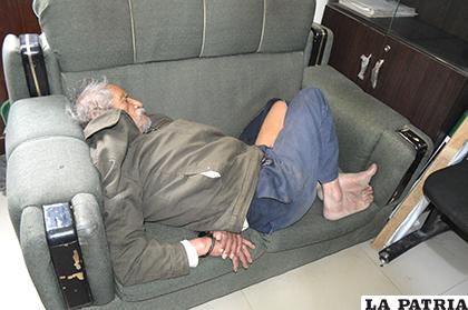 El abuelo en uno de los sofás de la Felcc /LA PATRIA
