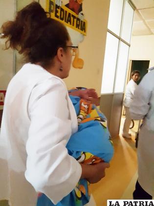 Una enfermera mete a la niña al sector de Pediatría /LA PATRIA