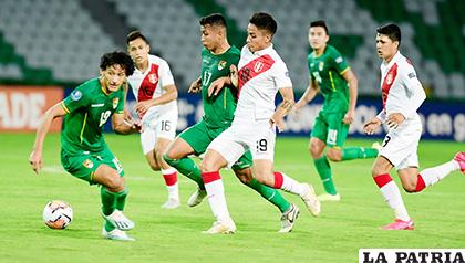 Una acción del partido donde la Verde venció a Perú por 2 a 1 /APG
