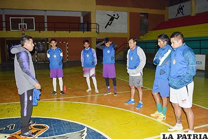La charla técnica del estratega Oscar Velásquez previó al 
entrenamiento / REYNALDO BELLOTA /LA PATRIA