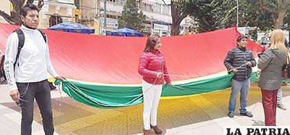 Salieron a las calles con la bandera tricolor a pedir unidad de los políticos para ganarle al MAS /LA PATRIA
