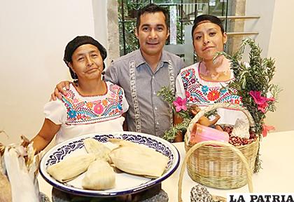 El chef mexicano Irad Santacruz (c) posa con las cocineras Nicolasa Rodríguez (i) y Dalia Rodríguez (d) /yahoo.com