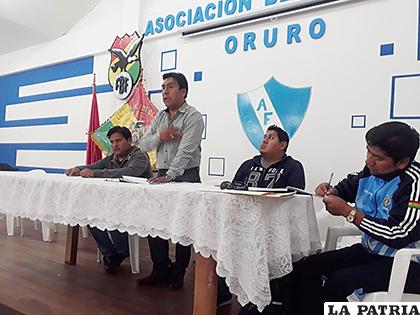 La asamblea fue dirigida por Pontejo quien al final fue elegido 
presidente /Marcelo Abascal /LA PATRIA