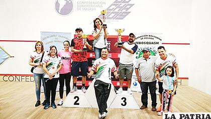 José Eyzaguirre, presidente de la Asociación de Squash Oruro, recibió el trofeo por el tercer lugar /cortesía José Eyzaguirre