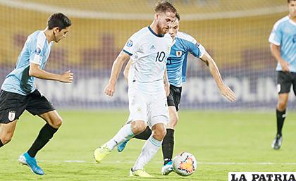 Alexis Mac Allister con el balón, fue autor de dos goles para Argentina /cablenoticias.tv