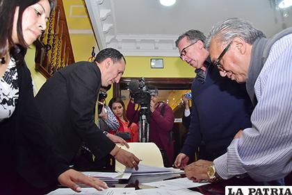 Carlos Alarcón presentó la documentación de CC /APG

