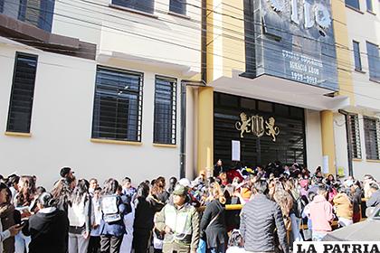 Padres de familia generaron aglomeración perjudicando el tráfico vehicular /LA PATRIA