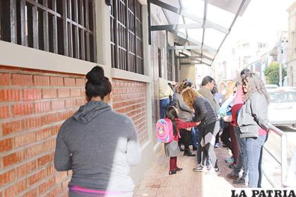 Los más pequeños se despedían de sus padres antes de entrar a las aulas /LA PATRIA