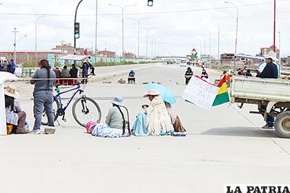 Gran parte de la mañana la salida de Oruro a La Paz estuvo cerrada /LA PATRIA