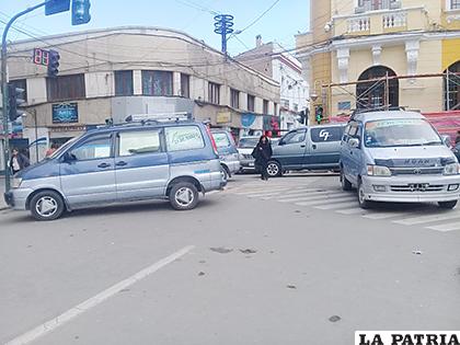 Transportistas interprovinciales bloquean la plaza principal /LA PATRIA