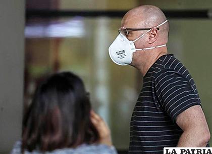 Un pasajero usa una mascarilla protectora como medida de precaución a su llegada al aeropuerto /YAHOO NOTICIAS
