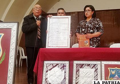 José Salas entregó escudo didáctico /LA PATRIA
