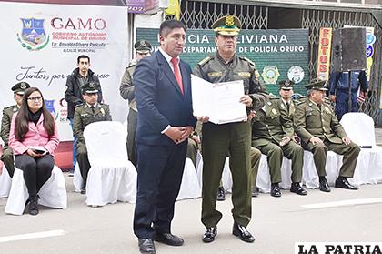 El alcalde de Oruro, Oswaldo Olivera (izq.) y el general Rodolfo Montero /GAMO
