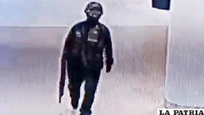 El individuo fue captado por las cámaras de seguridad con armas /RRSS
