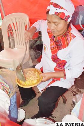 Integrantes de Warmis Yanaparicuna disfrutan con la gastronomía  /LA PATRIA 
